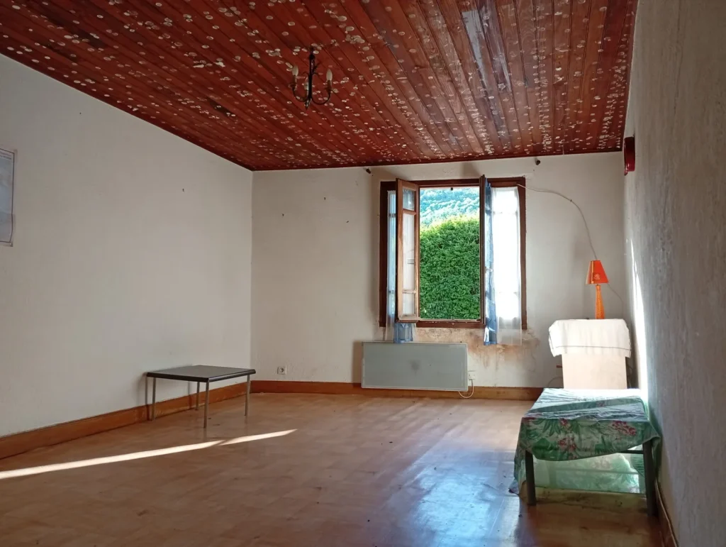 Maison de montagne à vendre à Mas-Cabardès : 4 pièces, 2 chambres, à rénover