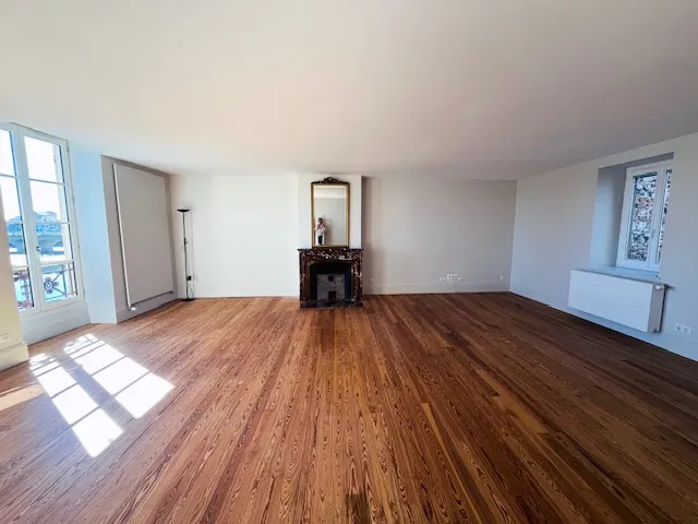 A VENDRE BEL APPARTEMENT ANNEES 1900 BORD DE LOIRE ROANNE 42300
