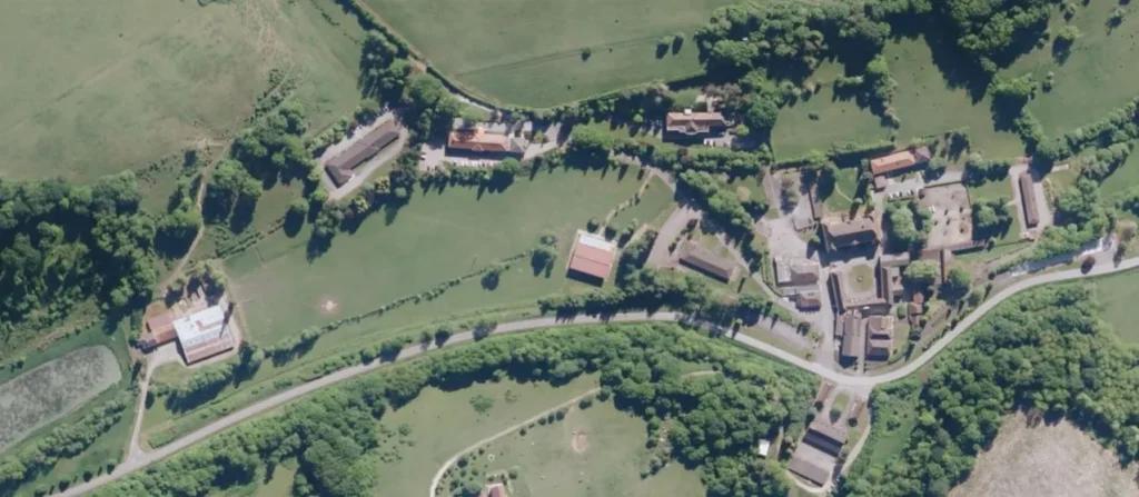 70000-Haute-Saône Domaine avec château et ses annexes. Terrain 7 hectares